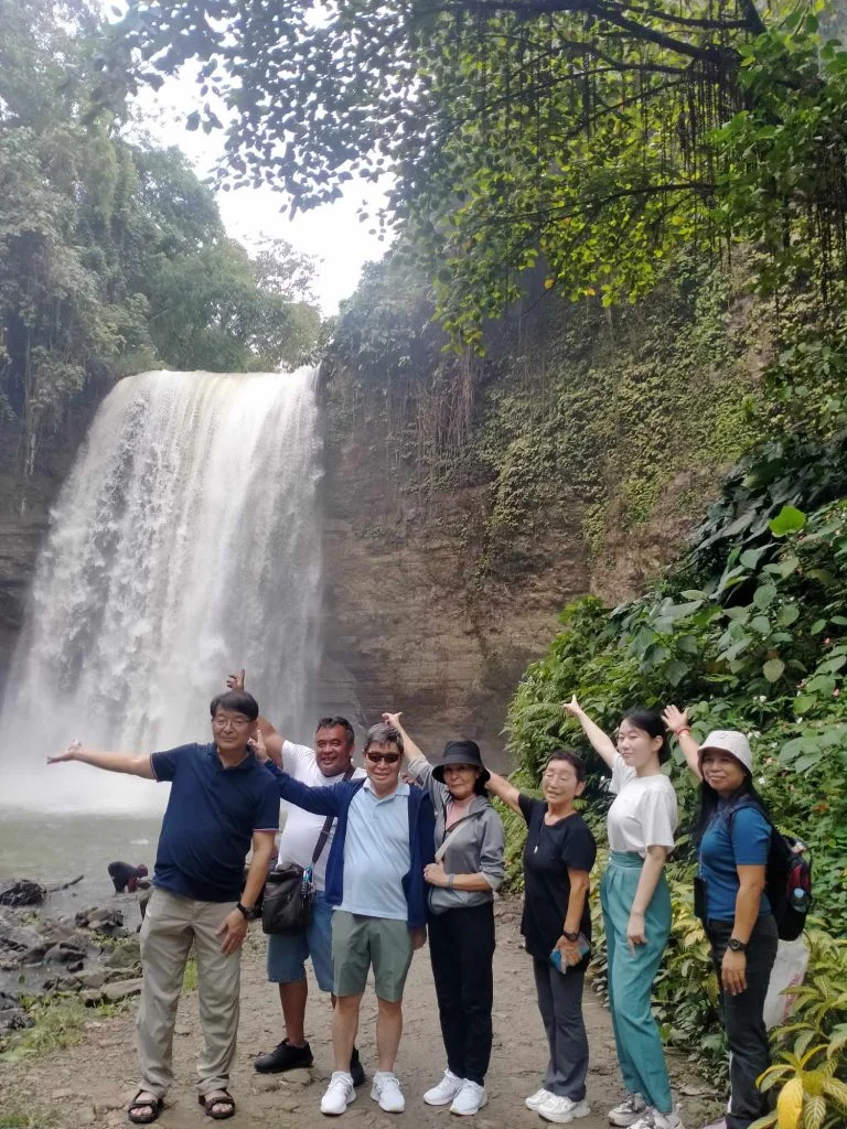 滝の前での集合写真