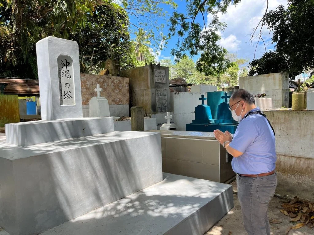 ダバオ市内の沖縄の塔を訪問