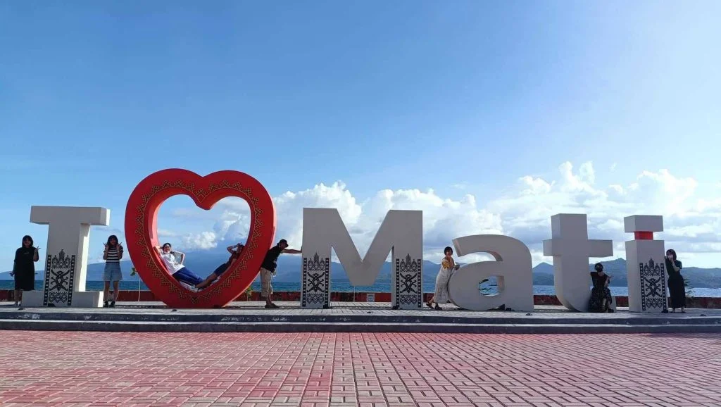 マティ市のモニュメント前での記念撮影